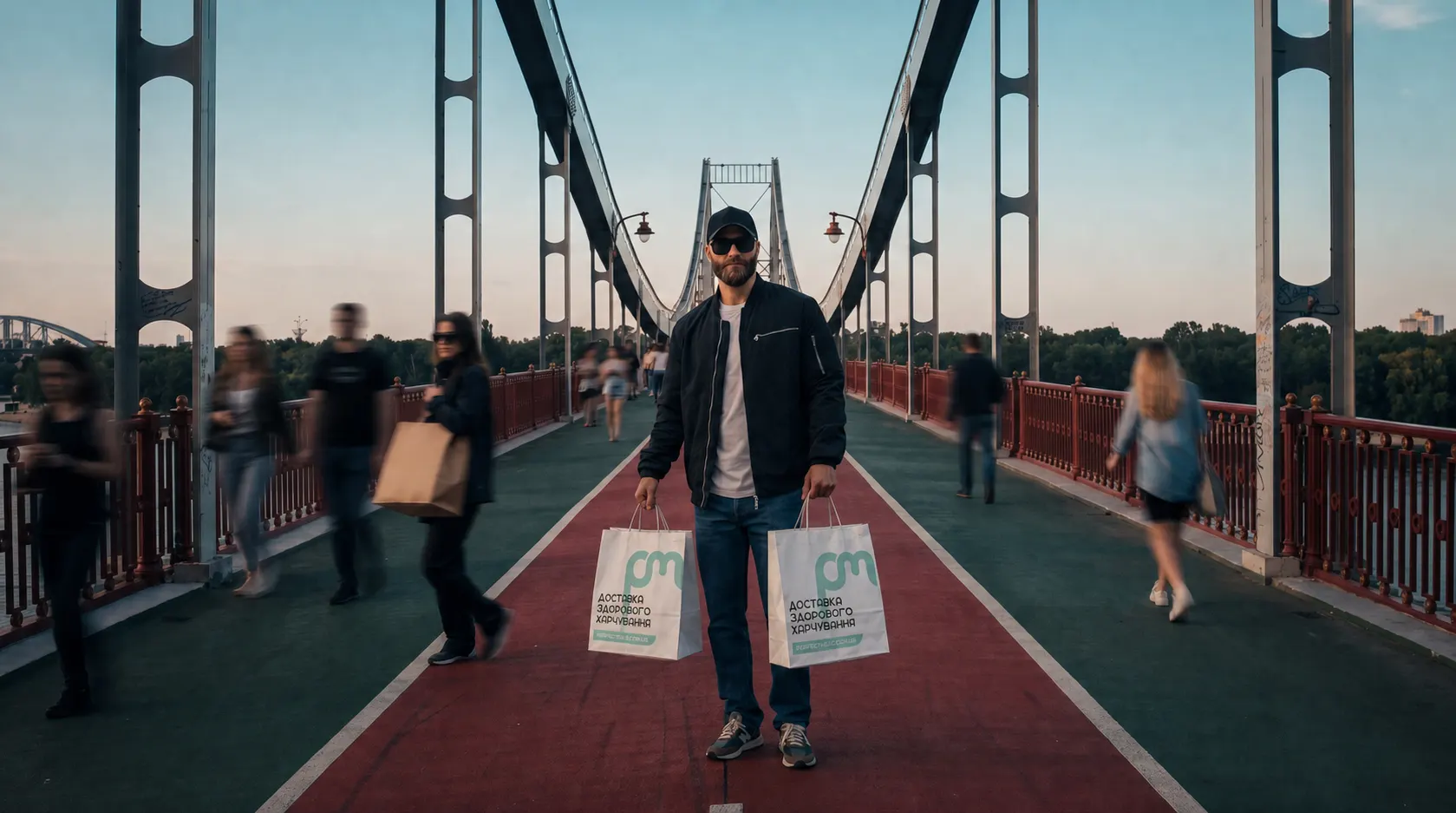 Чоловік із пакетами Perfect Meals на Пішохідному мосту в Києві